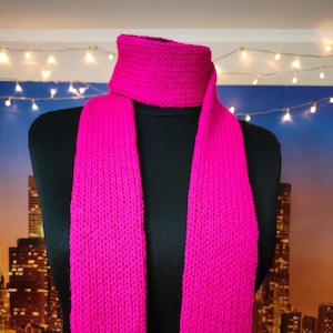 Fuchsia Rosa Smal Stickad Halsduk Handgjord Dubbelskiktad Stickad Minimalistisk Accessoar