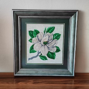 Linda flor bordada à mão em ponto cruz, quadro emoldurado, arte finalizada, bordado concluído