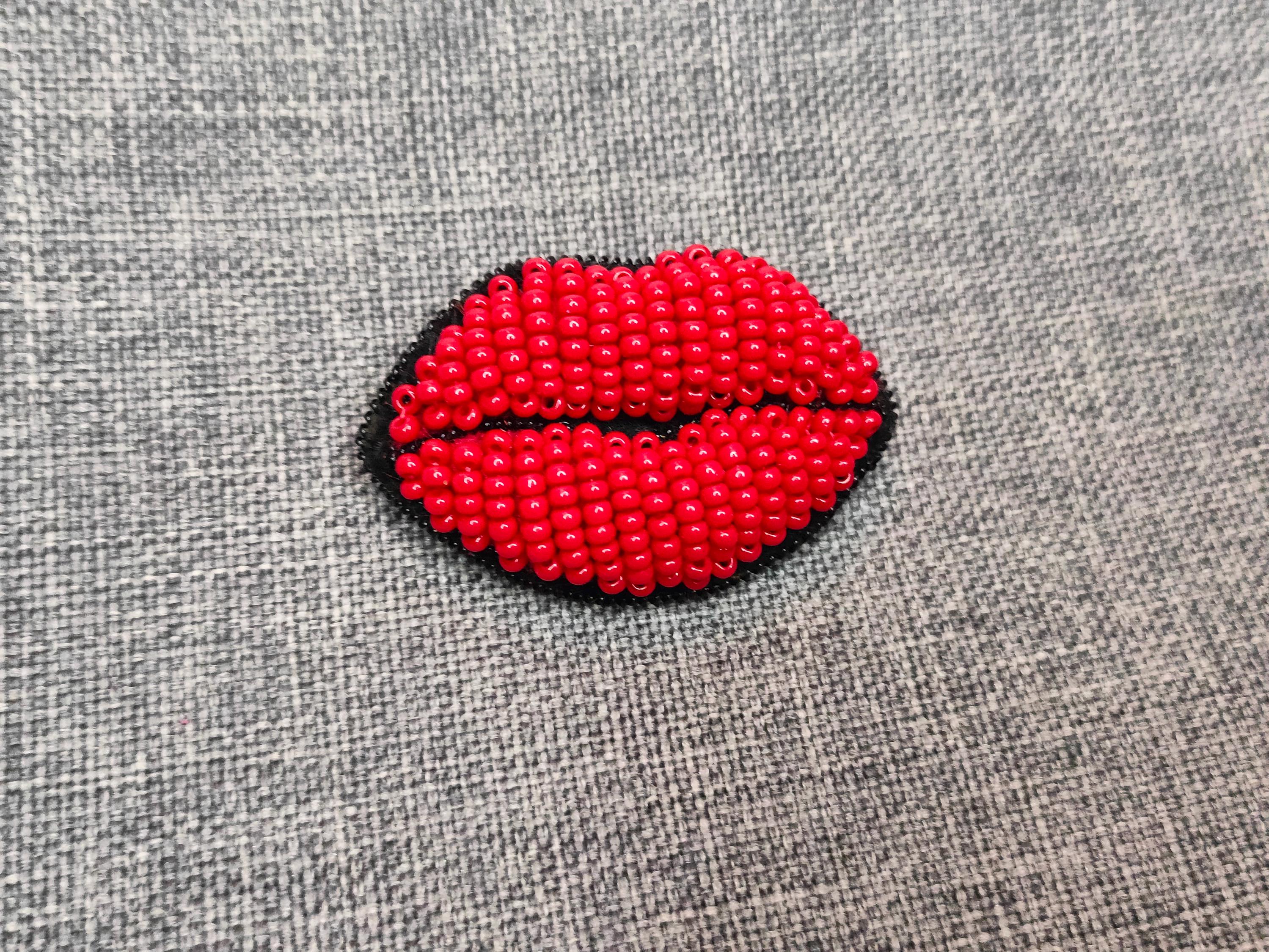 赤い唇のビーズブローチ 手作りジュエリーギフト ビーズ刺繍ブローチ 