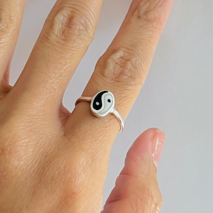 Sterling silver oval Yin Yang ring, yin and Yang ring, yin Yang ring, dainty ring, statement ring, silver yin and Yang ring