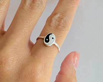 Sterling silver oval Yin Yang ring, yin and Yang ring, yin Yang ring, dainty ring, statement ring, silver yin and Yang ring