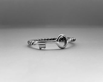Sterling silver key ring with twist band, key ring, silver key ring, dainty ring, dainty silver ring, love ring, lock and key, love key ring