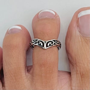 Sterling silver filigree v shape toe ring, filigree toe ring, v shape toe ring, silver filigree toe ring, filigree midi ring, filigree ring