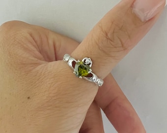 Anillo de Claddagh con peridoto en plata de ley, anillo de peridoto, anillo de Claddagh, anillo celta, anillo con piedra de nacimiento, anillo con piedra de nacimiento de agosto