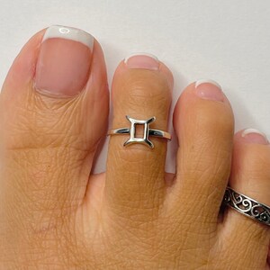 Sterling silver Gemini toe ring, zodiac toe ring, astrology toe ring, horoscope toe ring, silver Gemini ring, silver zodiac ring