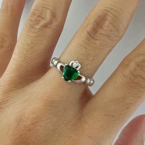 Anillo Claddagh de plata de ley con piedra esmeralda, anillo de esmeralda, anillo de Claddagh, anillo celta, anillo de Claddagh de plata, anillo con piedra de nacimiento
