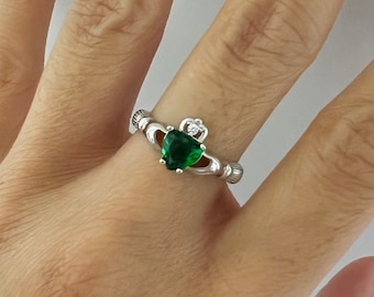 Bague Claddagh en argent sterling avec pierre émeraude, bague émeraude, bague Claddagh, bague celtique, bague Claddagh en argent, bague avec pierre de naissance