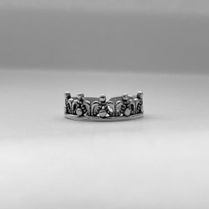 thumbnail interactive-video image 1 of Solid 925 Sterling Silver Adjustable Crown Toe Ring – Royal Crown Design For Women (No Stone) 1 of 4