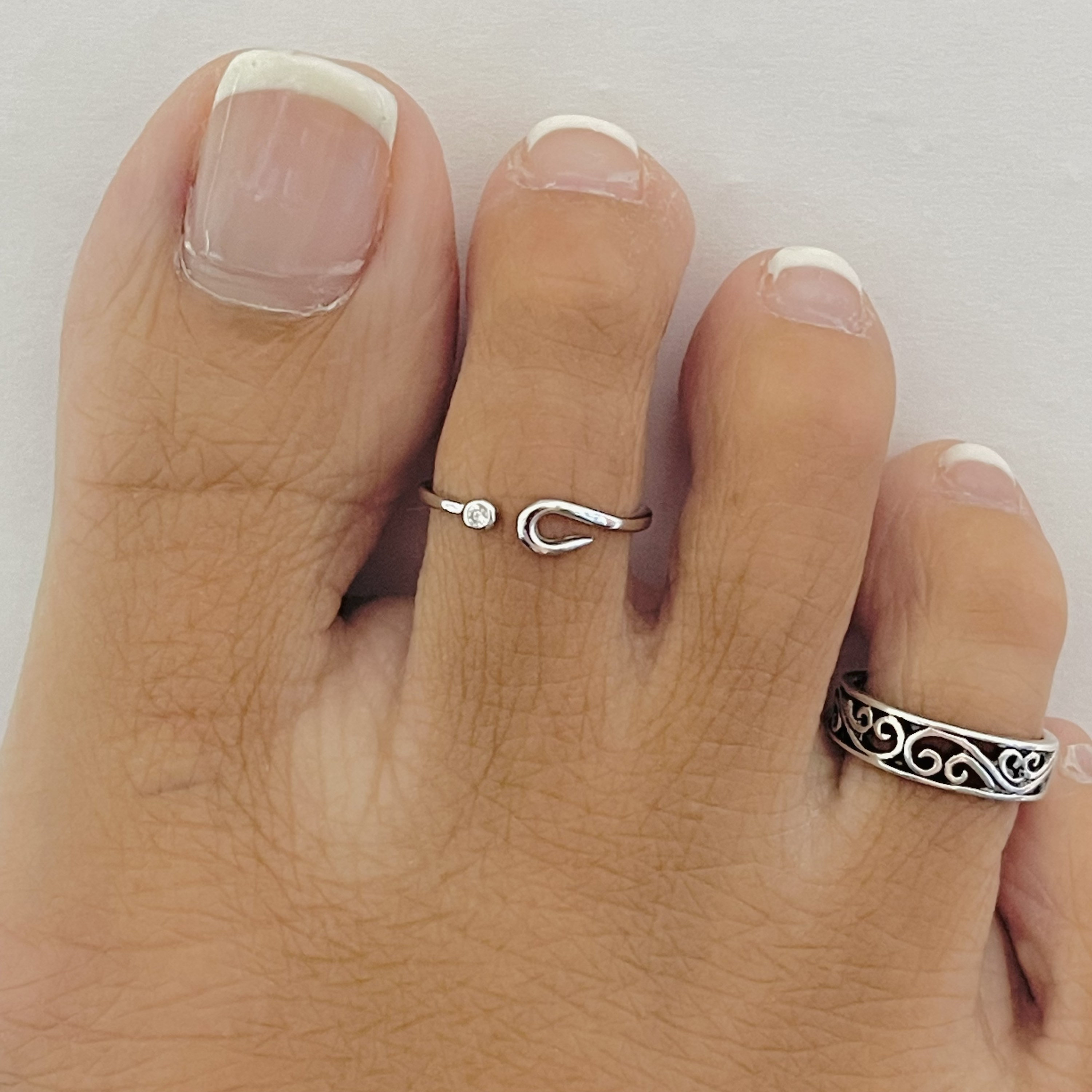 Tiny Hammered Toe Ring — Carteo