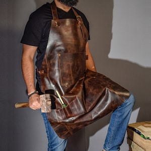 Delantal de cuero para hombre Delantal personalizado Delantal de herrero Delantal de carpintería de cuero negro con bolsillos Delantal de correa Regalo de San Valentín para él imagen 2