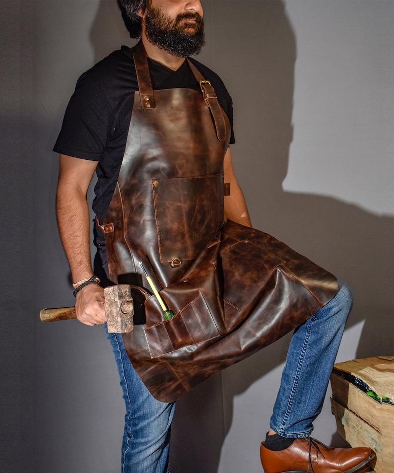 Delantal de cuero para hombre Delantal personalizado Delantal de herrero Delantal de carpintería de cuero negro con bolsillos Delantal de correa Regalo de San Valentín para él imagen 2