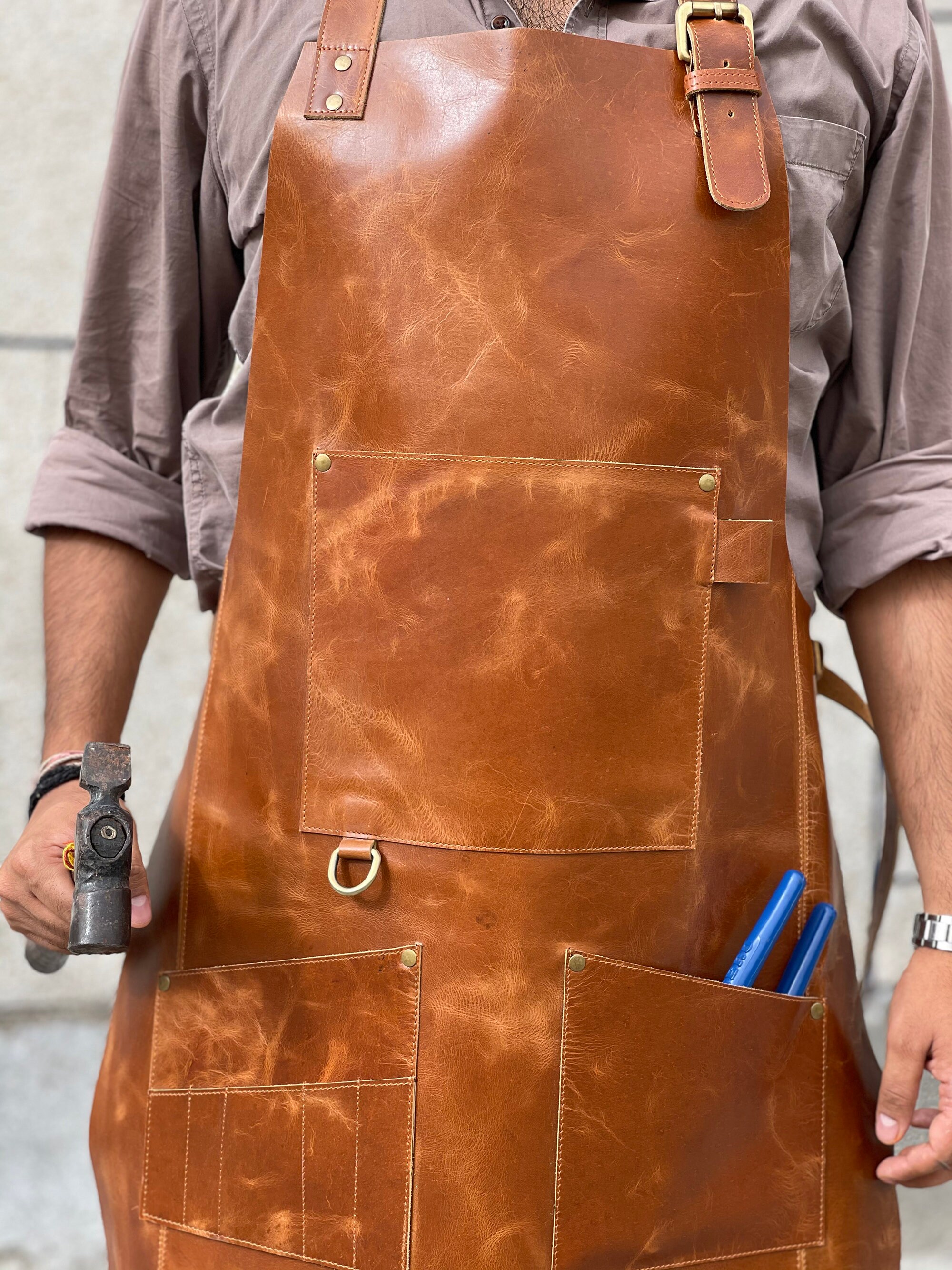 パーソナライズされたレザーエプロン バーベキュー鍛冶屋、木工、グリル、キッチン、肉屋、シェフ、ボウルターナー 男性と女性のための茶色のエプロン 記念日  - Etsy 日本