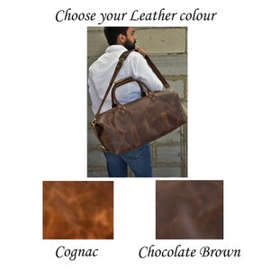 Pu&ograve; includere: Una borsa da viaggio in pelle marrone con una tracolla. La borsa &egrave; mostrata in due diverse tonalit&agrave; di marrone: Cognac e Marrone cioccolato.