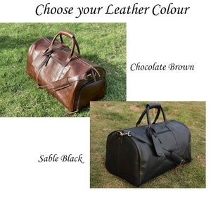 Op de afbeelding: Twee leren reistassen, een bruine en een zwarte. De bruine tas is gelabeld "Chocolate Brown" en de zwarte tas is gelabeld "Sable Black".