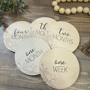 Plaques florales pour jalons mensuels pour bébé | Bois d'érable gravé | Ensemble de 12 mois, Hello World, 1 mois -1 an | Accessoire photo bébé jalon
