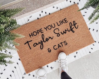 J'espère que vous aimerez le paillasson Taylor Swift and Cats | Décoration Swifties | cadeaux pour les fans de Taylor Swift | Paillasson | Département des poètes torturés