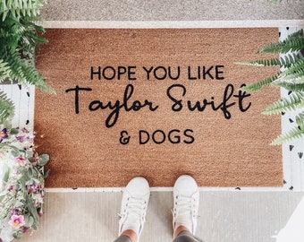 J'espère que vous aimerez le paillasson Taylor Swift and Dogs | Décoration Swifties | cadeaux pour les fans de Taylor Swift | Cadeau Swiftie | Paillasson | Cadeau pour amoureux des chiens