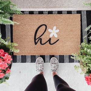 Hi Door Mat with Daisy | Cute Welcome Rug | Spring Door Mat | Daisy | Spring Flowers | Porch | Welcome Rug | Porch Decor | Outdoor Rug