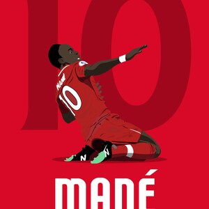 K&ouml;nnte beinhalten: Eine digitale Illustration eines Fu&szlig;ballspielers, der ein rotes Trikot mit der Nummer 10 auf dem R&uuml;cken tr&auml;gt. Der Spieler feiert ein Tor, indem er die Arme in die Luft streckt. Der Text "MAN&Eacute;" ist in gro&szlig;en wei&szlig;en Buchstaben unter dem Spieler geschrieben. Der Text "SADIOOO, MANE, RUNNING DOWN THE WING, MANE! HEAR THE KOPITES SING, MANE! WE'RE ALL GOING TO MADRID" ist in kleineren wei&szlig;en Buchstaben unter dem Namen des Spielers geschrieben.