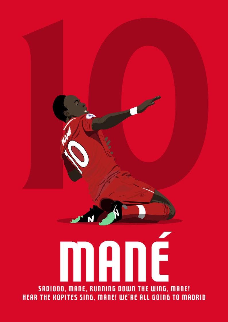 K&ouml;nnte beinhalten: Eine digitale Illustration eines Fu&szlig;ballspielers, der ein rotes Trikot mit der Nummer 10 auf dem R&uuml;cken tr&auml;gt. Der Spieler feiert ein Tor, indem er die Arme in die Luft streckt. Der Text "MAN&Eacute;" ist in gro&szlig;en wei&szlig;en Buchstaben unter dem Spieler geschrieben. Der Text "SADIOOO, MANE, RUNNING DOWN THE WING, MANE! HEAR THE KOPITES SING, MANE! WE'RE ALL GOING TO MADRID" ist in kleineren wei&szlig;en Buchstaben unter dem Namen des Spielers geschrieben.