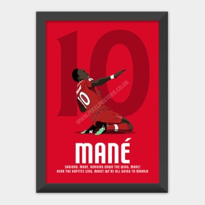 K&ouml;nnte beinhalten: Eine rote und wei&szlig;e Illustration eines Fu&szlig;ballspielers, der ein Tor feiert. Der Spieler tr&auml;gt ein rotes Trikot mit der Nummer 10 auf dem R&uuml;cken. Der Text "MAN&Eacute;" befindet sich unter dem Spieler. Der Text "Sadioo. Man&eacute;, running down the wing, Man&eacute;! Hear the Kopites sing, Man&eacute;! We're all going to Madrid" befindet sich unter dem Namen des Spielers.