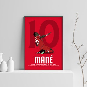 K&ouml;nnte beinhalten: Ein rotes und wei&szlig;es Poster mit einer digitalen Illustration eines Fu&szlig;ballspielers, der ein Tor feiert. Der Spieler tr&auml;gt ein rotes Trikot mit der Nummer 10. Das Poster enth&auml;lt den Text "MAN&Eacute;" und "SADIDOD, MANE, RUNNING DOWN THE WING, MANE! HEAR THE HOPITES SING, MANE! WE'RE ALL GOING TO MADRID".