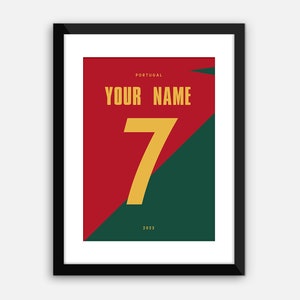 Puede incluir: Un póster rojo y verde con el texto "PORTUGAL" y "YOUR NAME" en blanco. El número "7" está en amarillo y el año "2022" está en blanco.