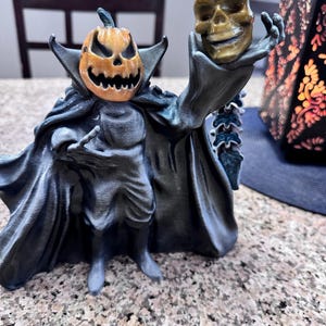 Headless Horseman Statue with Interchangeable Heads – Hand Painted Halloween Decor