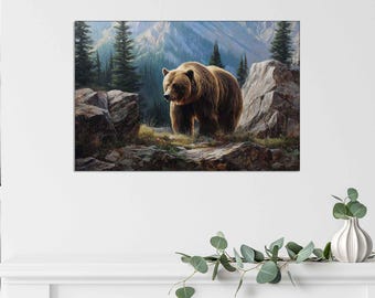 Puede incluir: Una impresión de arte mural rectangular que muestra un oso pardo de pie en un paisaje montañoso rocoso con árboles de hoja perenne. La escena representa al oso de perfil entre grandes rocas, con un fondo de picos montañosos claros y dentados.