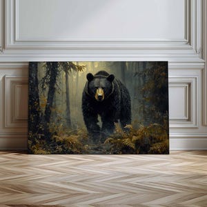 Peut inclure: Impression sur toile représentant un ours noir dans une forêt. L'ours, avec sa fourrure sombre et son visage brun doré, est au centre. L'arrière-plan montre des arbres et du feuillage, baignés d'une lumière douce et diffuse.