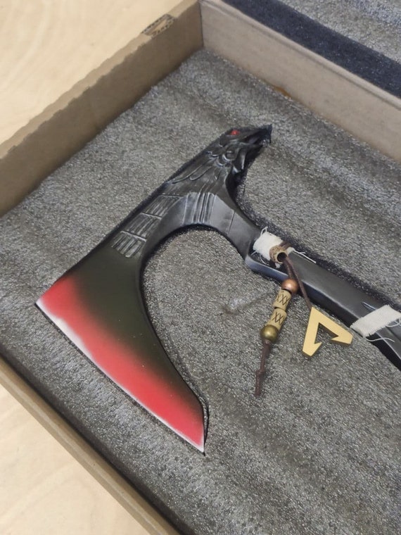 They can be earned for free by leveling up or paid for via microtransactions. Irl Hairloom Apex - Apex Legends Bloodhound Erbstuck Axt Voller Grosse Replik Etsy