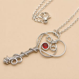 Collana Chiave Cuore in Acciaio Inox con Cristallo Rosso – Wire Wrapped Handmade Necklace – Idea Regalo Donna – Jewelry Artigianale Minimal