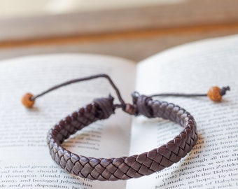 Braided Faux Leather Bracelet: Adjustable Vintage Design