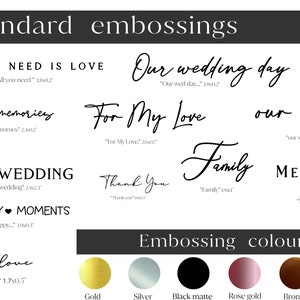 Puede incluir: Una hoja blanca con texto negro que muestra diferentes opciones de relieve para invitaciones de boda. Las opciones incluyen "All You Need Is Love", "Our Wedding Day", "Your Memories", "For My Love", "Our Story", "Our Wedding", "Our Happy Moments", "With Love", "Family", "Thank You" y "Memories". El texto tambi&eacute;n incluye el tama&ntilde;o de cada opci&oacute;n en pulgadas. Debajo del texto hay muestras de colores de relieve dorado, plateado, negro mate, oro rosa, bronce y sin l&aacute;mina.