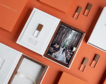 Caixa personalizada de veludo e madeira 4x6 para fotos e pen drives.