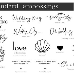 Puede incluir: Una colecci&oacute;n de 12 sellos de goma con tem&aacute;tica de boda. Los sellos presentan varios dise&ntilde;os, incluyendo corazones, conchas, hojas y texto. El texto en los sellos incluye frases como "Our Wedding Day", "Wedding Day", "Love in the Moment", y "The Begin of Our Story".