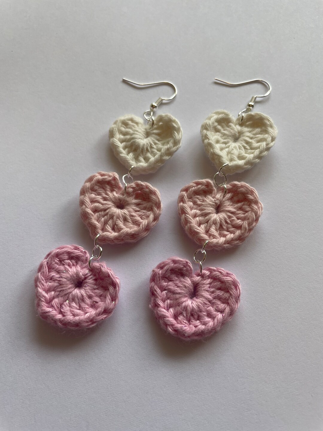 Pendientes de triple corazón rosa y blanco de ganchillo - Etsy España