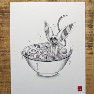 以下が含まれることがあります： お椀から麺を食べるサルを描いた白黒のイラスト。サルは大きな耳と長い尻尾をしています。お椀には麺、ゆで卵、その他のトッピングが入っています。