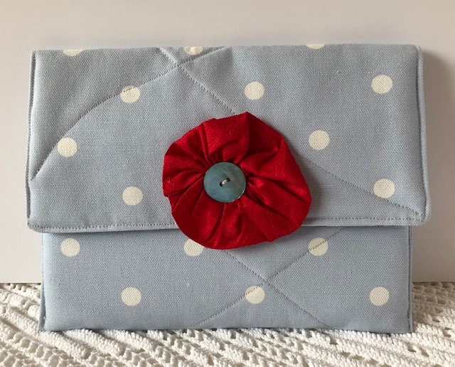 Padded mini iPad/tablet/kindle/book/sewing/jewellery/pochette envelope-style case/pale blue and polkadots
