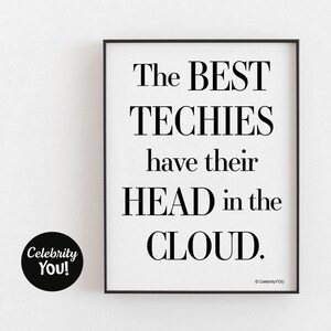 Peut inclure: Impression murale imprimable en noir et blanc avec le texte "The BEST TECHIES have their HEAD in the CLOUD." Le texte est en gras, police sans empattement.