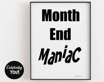 Könnte beinhalten: Schwarz-weißes druckbares Wandbild mit dem Text "Month End Maniac" in fetter Schrift.