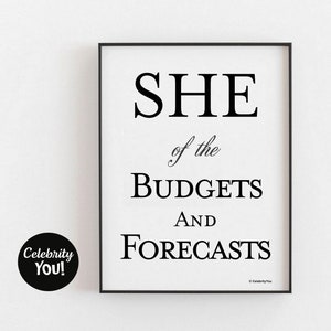 以下が含まれることがあります： 「SHE of the BUDGETS AND FORECASTS」というテキストが書かれた白黒の印刷可能な壁の芸術作品です。