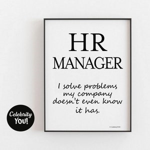 Pu&ograve; includere: Una stampa incorniciata in nero con la scritta "HR MANAGER" in grassetto. Sotto, il testo recita "I solve problems my company doesn't even know it has." Un cerchio nero con "Celebrity You!" si trova in basso a sinistra.