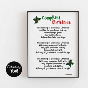 Op de afbeelding: Een afdrukbare poster met een humoristisch gedicht over een "compliant kerstmis" met een groen hulstontwerp. Het gedicht luidt: "Ik droom van een compliant kerstmis, net zoals die die ik kende, waar laptops glimmen en auditors luisteren, om te horen hoe de alarmklokken afgaan..."