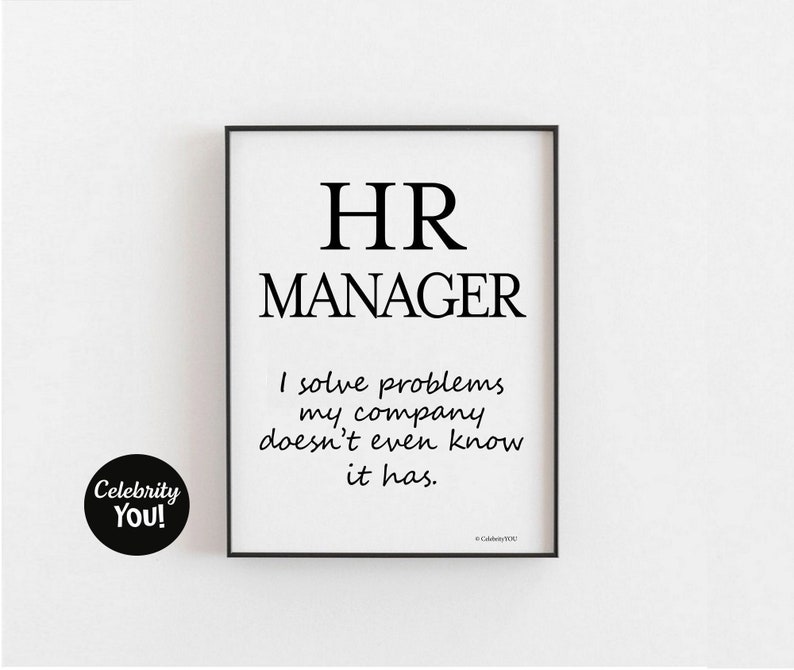 Pu&ograve; includere: Una stampa incorniciata in nero con la scritta "HR MANAGER" in grassetto. Sotto, il testo recita "I solve problems my company doesn't even know it has." Un cerchio nero con "Celebrity You!" si trova in basso a sinistra.