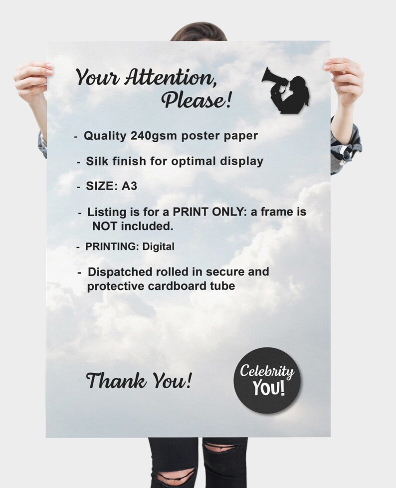 K&ouml;nnte beinhalten: Ein Poster mit dem Text "Your Attention, Please!" vor einem Hintergrund mit Wolkenhimmel. Das Poster enth&auml;lt Details zur Papierqualit&auml;t, zum Finish, zur Gr&ouml;&szlig;e A3 und zur Druckmethode. Der untere Teil des Posters lautet "Thank You!" mit einem kreisf&ouml;rmigen Logo.
