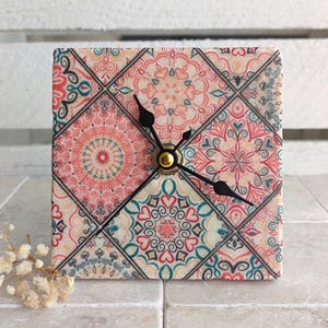 Reloj de azulejos de mármol hecho a mano con motivo oriental