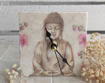 Reloj hecho a mano con azulejos de mármol y motivo de Buda