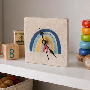 Uhr aus Marmorfliese inkl. Holzständer, kleine Tischuhr, Regaluhr, Standuhr mit Regenbogen Motiv