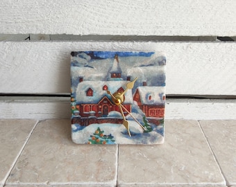 Reloj de azulejos de mármol hecho a mano con casas en la nieve.